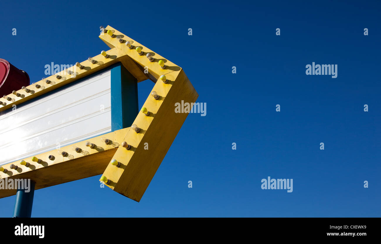 Retrò drive-in theatre insegna al neon con un cielo blu sullo sfondo Foto Stock