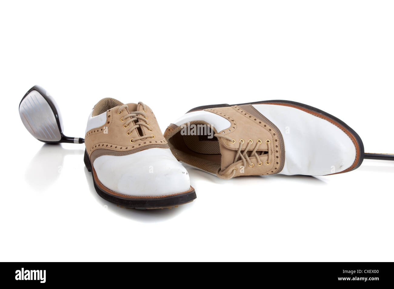 Scarpe da golf con un autista su sfondo bianco Foto Stock