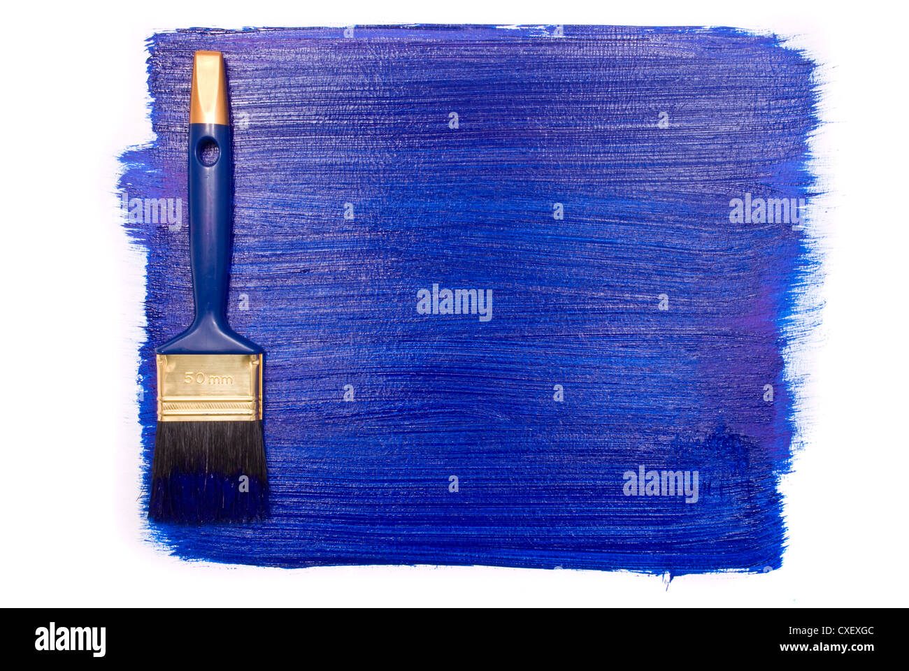 Spazzola professionale con vernice blu su sfondo bianco Foto Stock