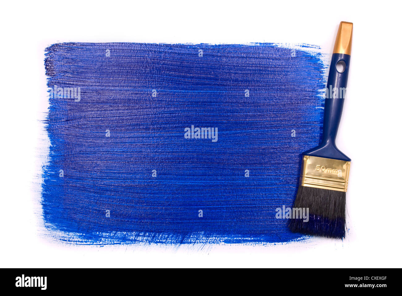 Spazzola professionale con vernice blu su sfondo bianco Foto Stock