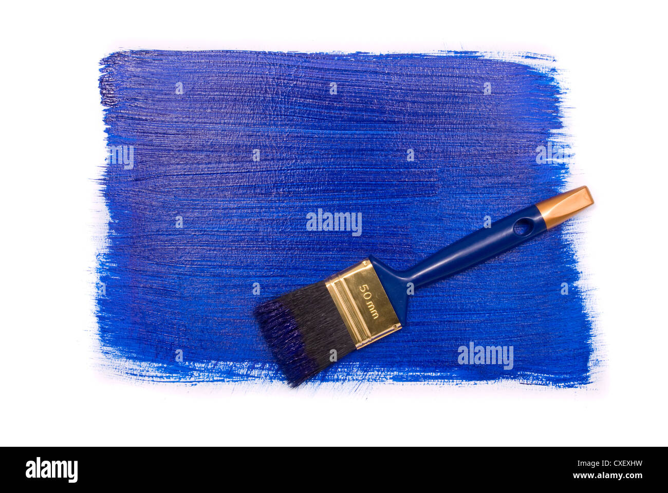 Spazzola professionale con vernice blu su sfondo bianco Foto Stock