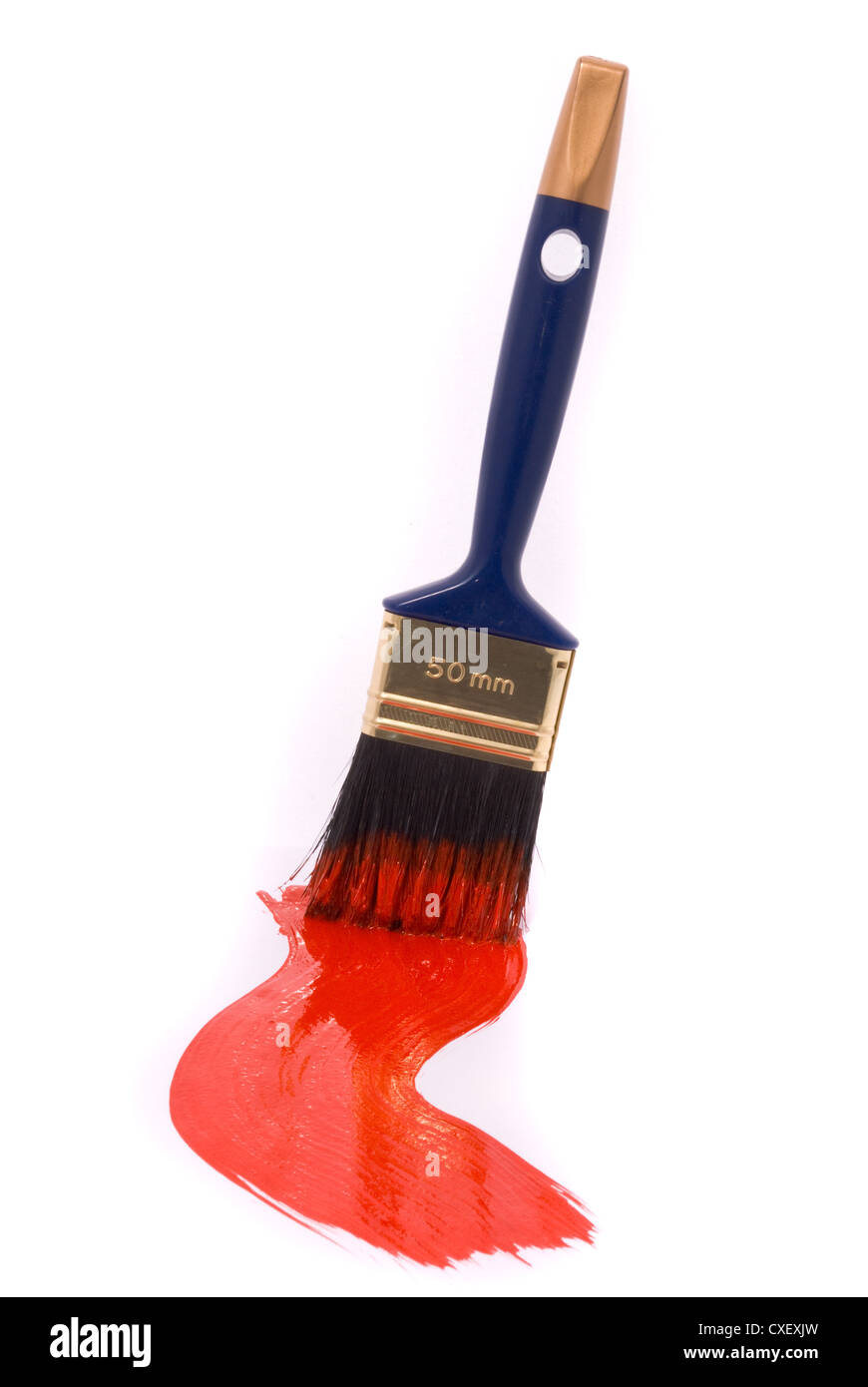 Spazzola professionale con vernice rossa su uno sfondo bianco Foto Stock
