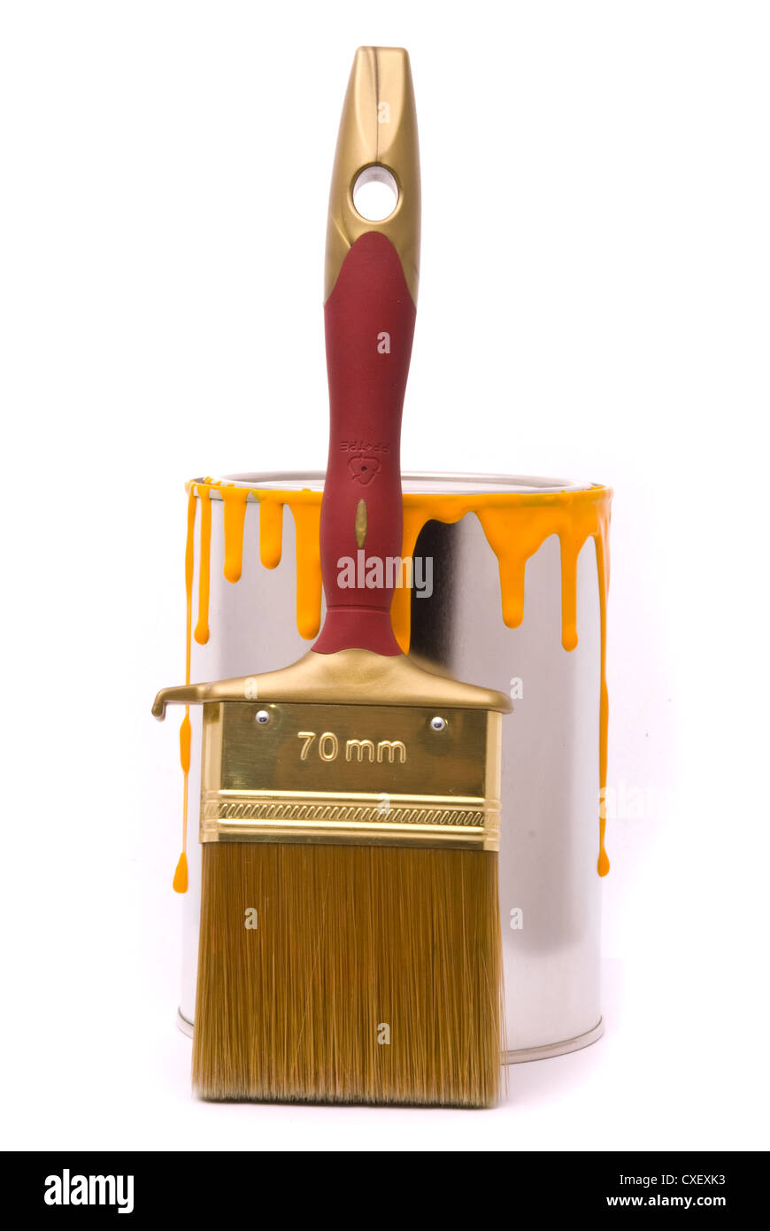 Possibile di vernice gialla e spazzola professionale su un bianco Foto Stock