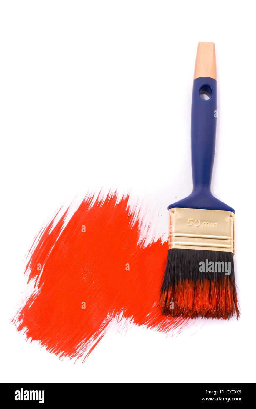 Spazzola con vernice rossa su uno sfondo bianco Foto Stock