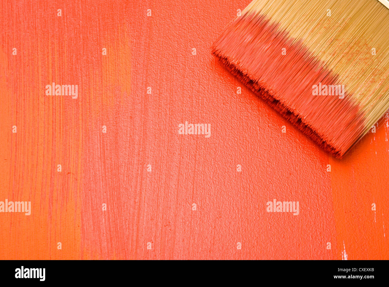 Spazzola professionale con vernice rossa su uno sfondo bianco Foto Stock
