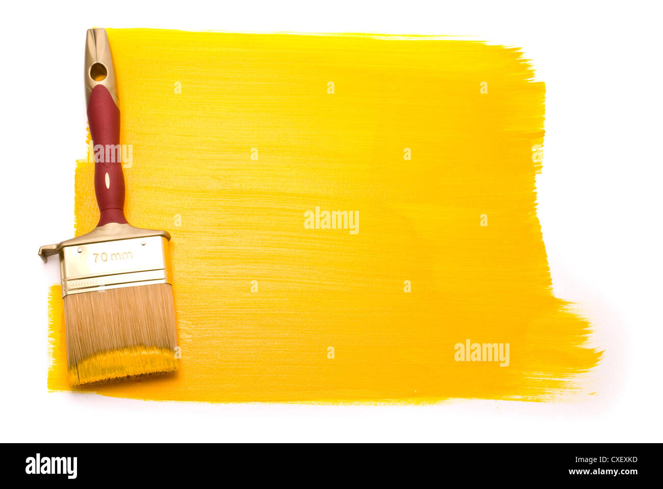 Spazzola professionale con vernice di colore giallo su sfondo bianco Foto Stock
