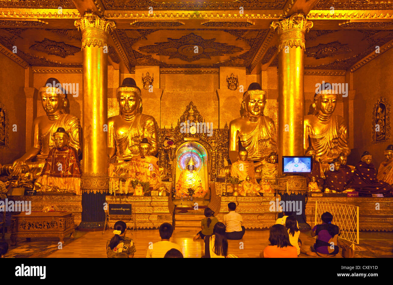 GOLDEN Statue di Buddha sono adorato la Shwedagon Paya o pagoda che risale al 1485 - YANGON, MYANAMAR Foto Stock