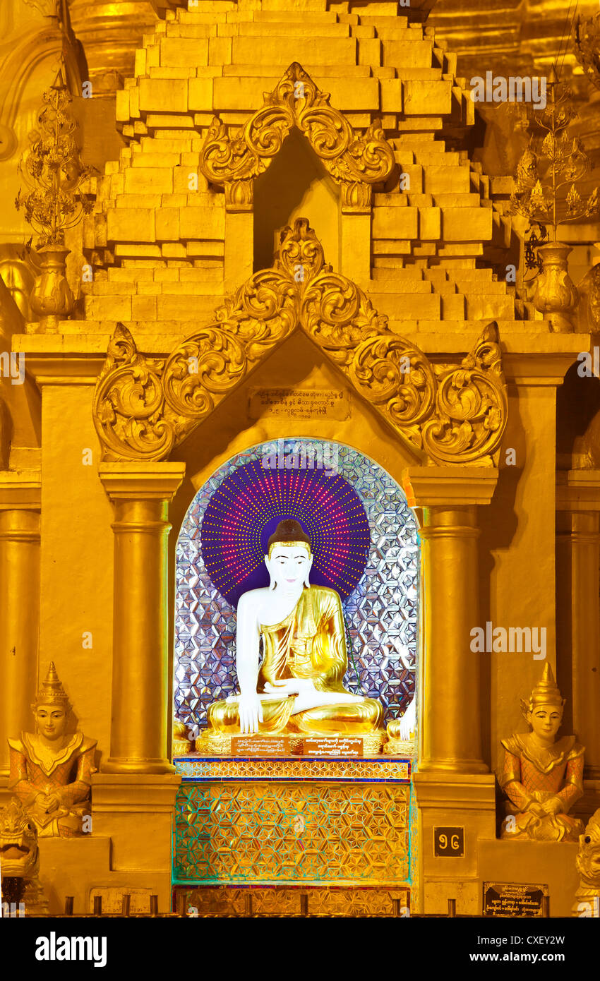 Statue di Buddha sono venerate presso la Shwedagon Paya o pagoda che risale al 1485 - YANGON, MYANAMAR Foto Stock