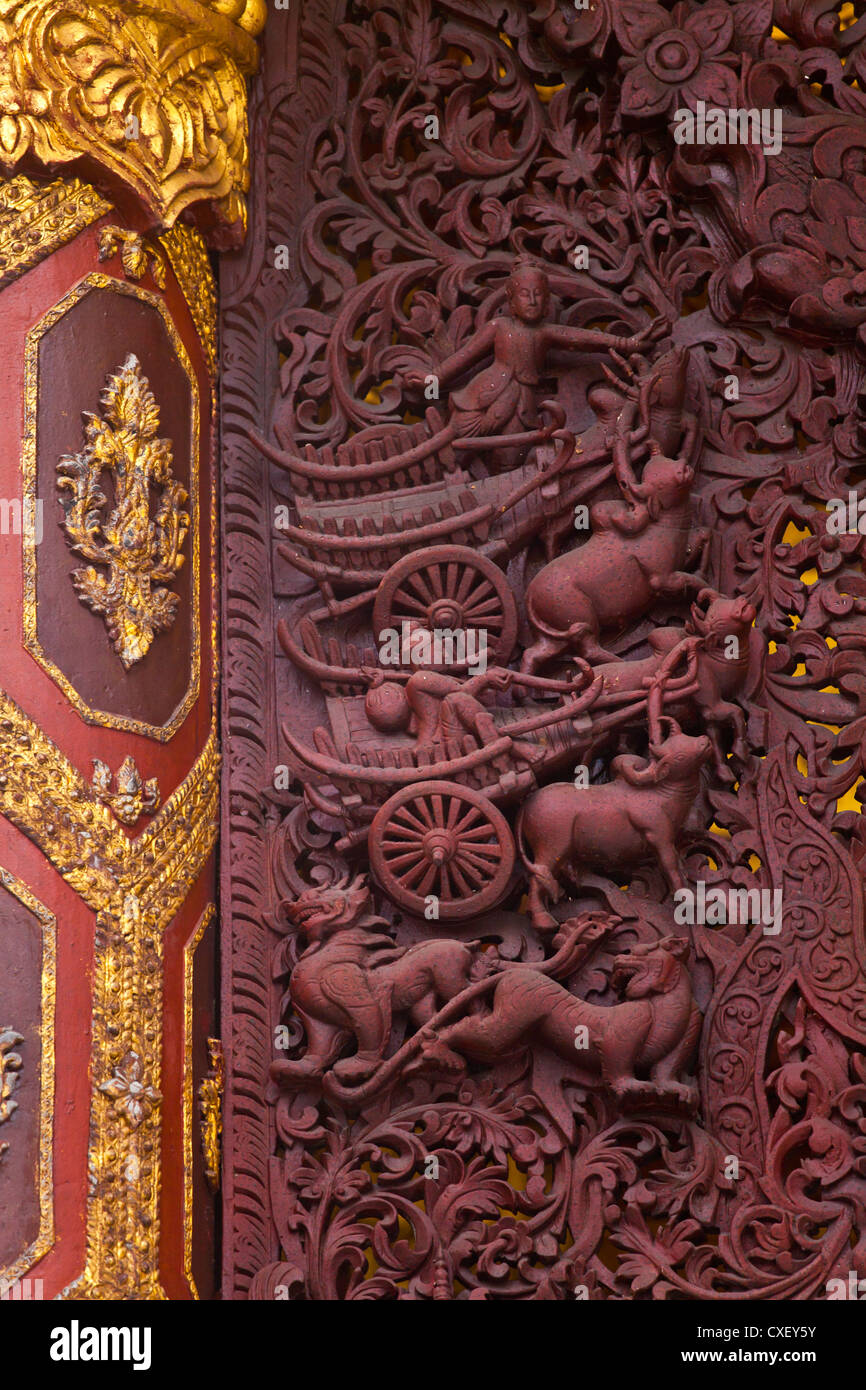 In legno scolpiti a supporto della Shwedagon Paya o pagoda che risale al 1485 - YANGON, MYANAMAR Foto Stock
