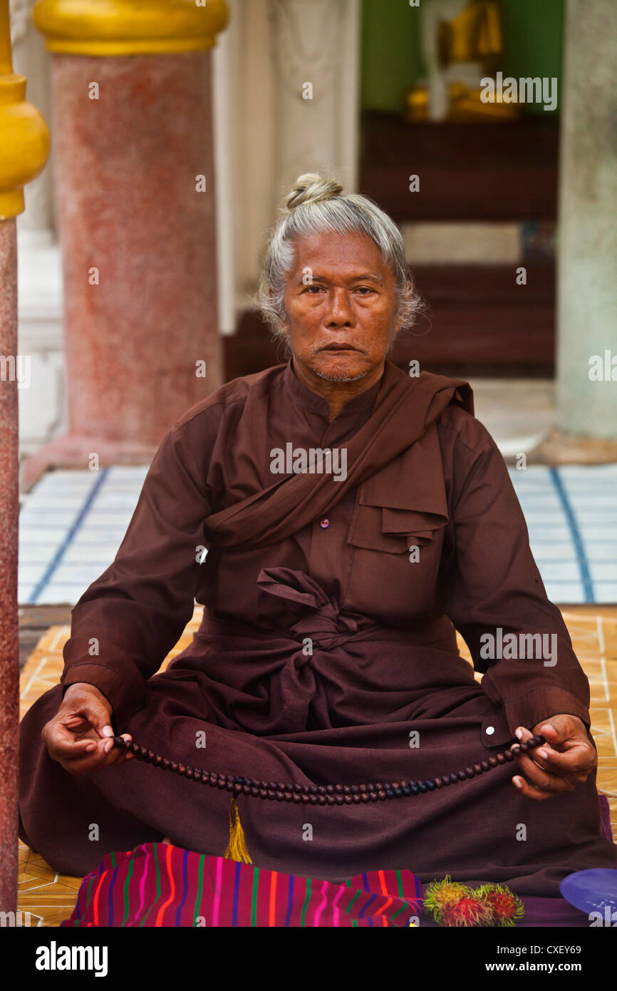 Un uomo santo alla Shwedagon Paya o pagoda che risale al 1485 - YANGON, MYANAMAR Foto Stock