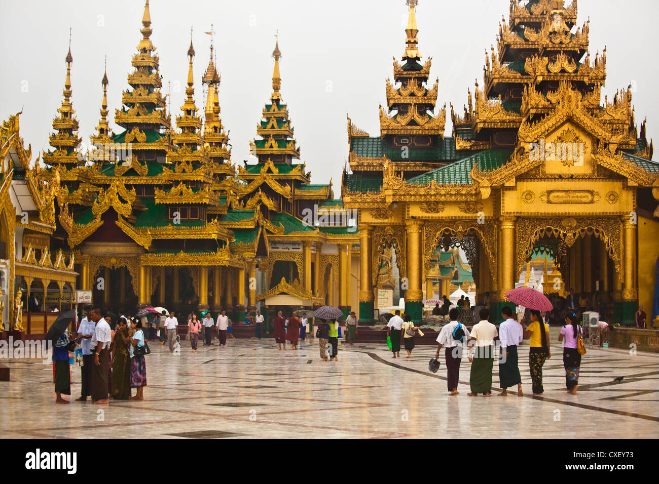 Di birmani con ombrelloni a Shwedagon Paya o pagoda che risale al 1485 - YANGON, MYANAMAR Foto Stock