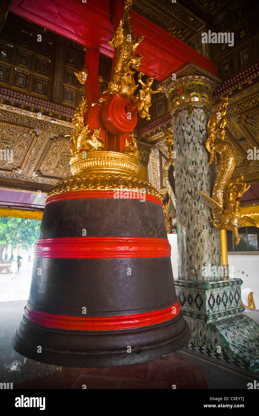 Un antico campana al Shwedagon Paya o pagoda che risale a 2600 anni - YANGON, MYANMAR Foto Stock