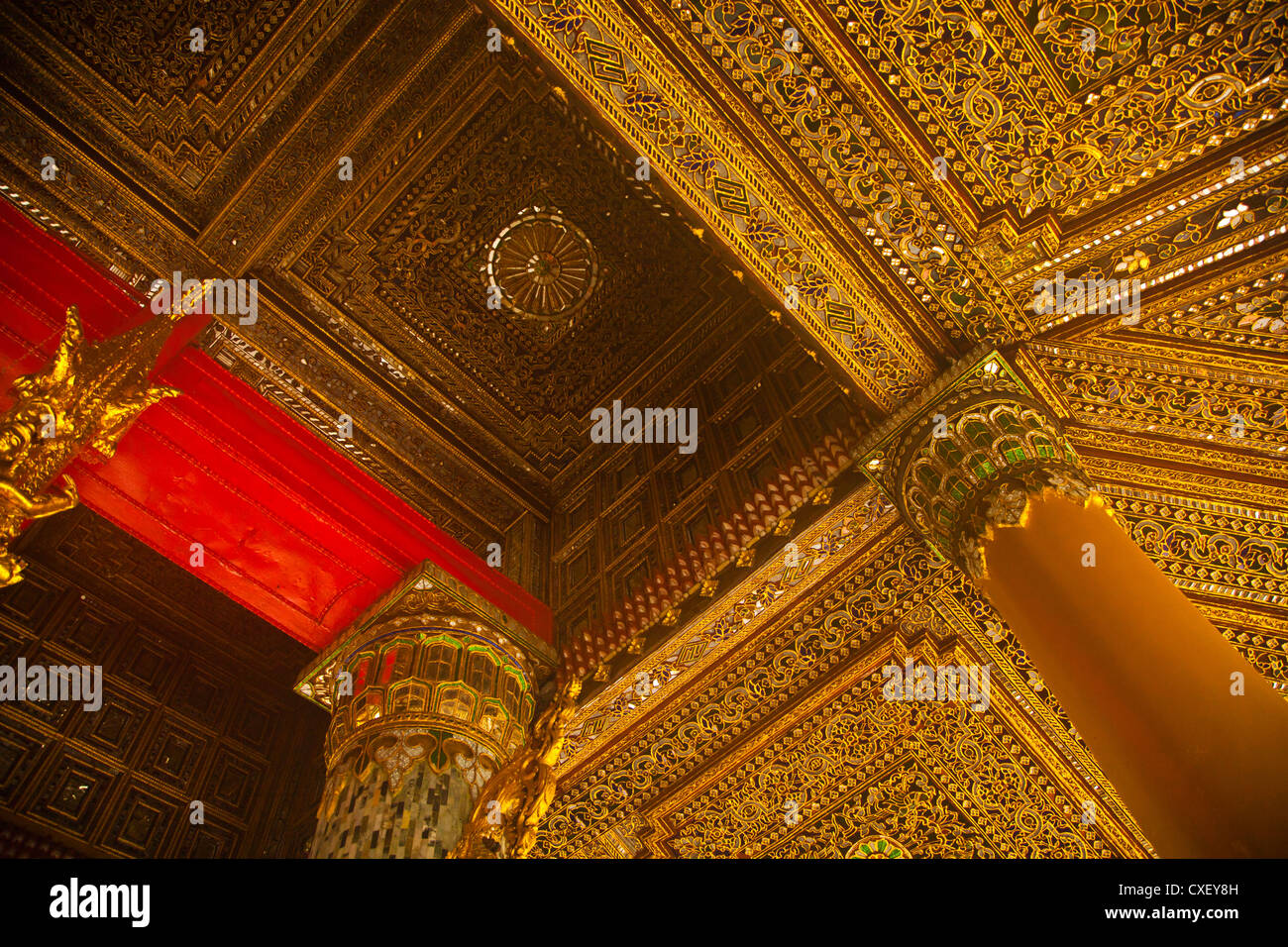 Elaborare il soffitto al design della Shwedagon Paya o pagoda che risalgono al tempo di buddha - YANGON, MYANMAR Foto Stock