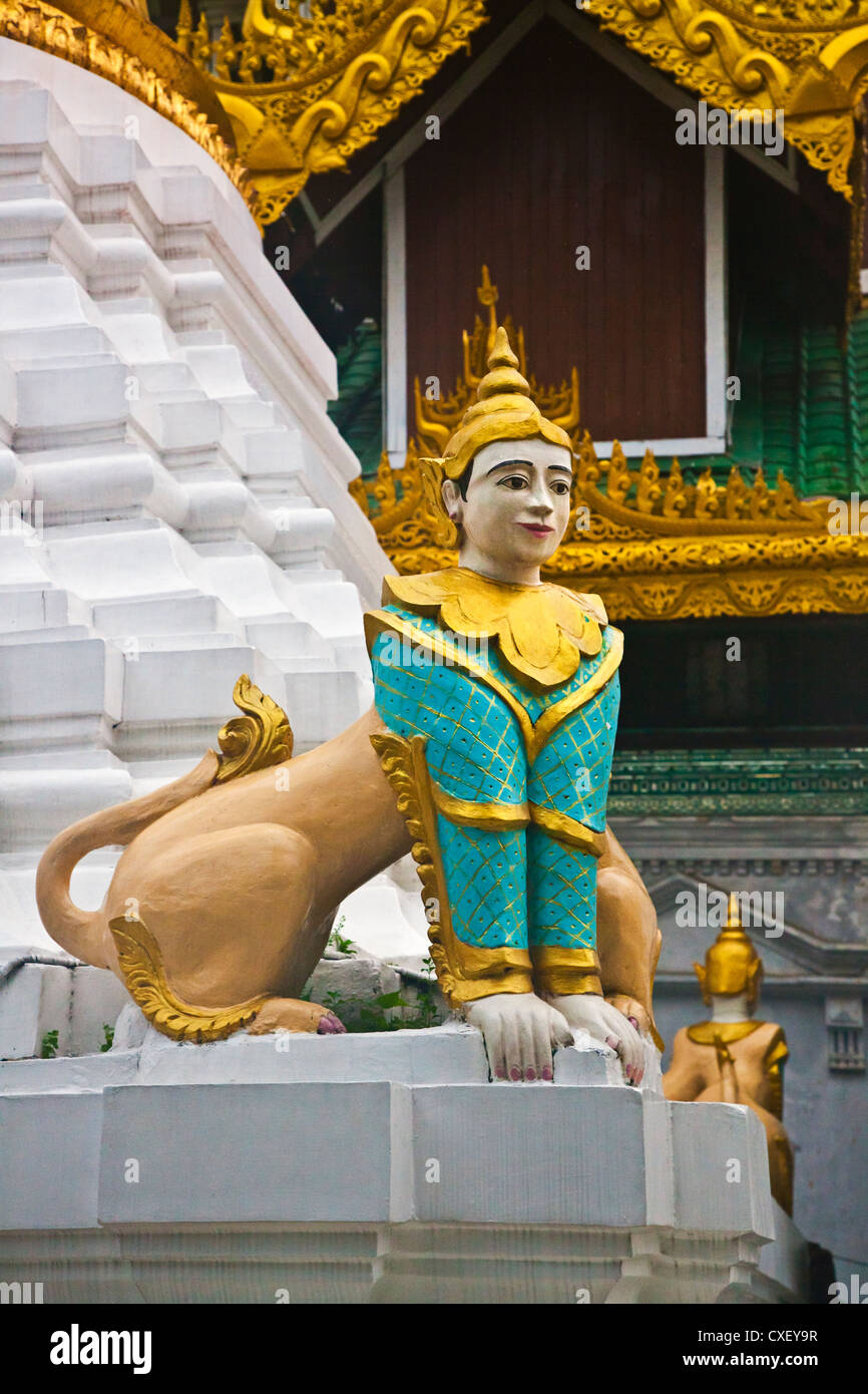 Mitico essendo in corrispondenza della Shwedagon Paya o pagoda che risale al tempo di buddha - YANGON, MYANMAR Foto Stock