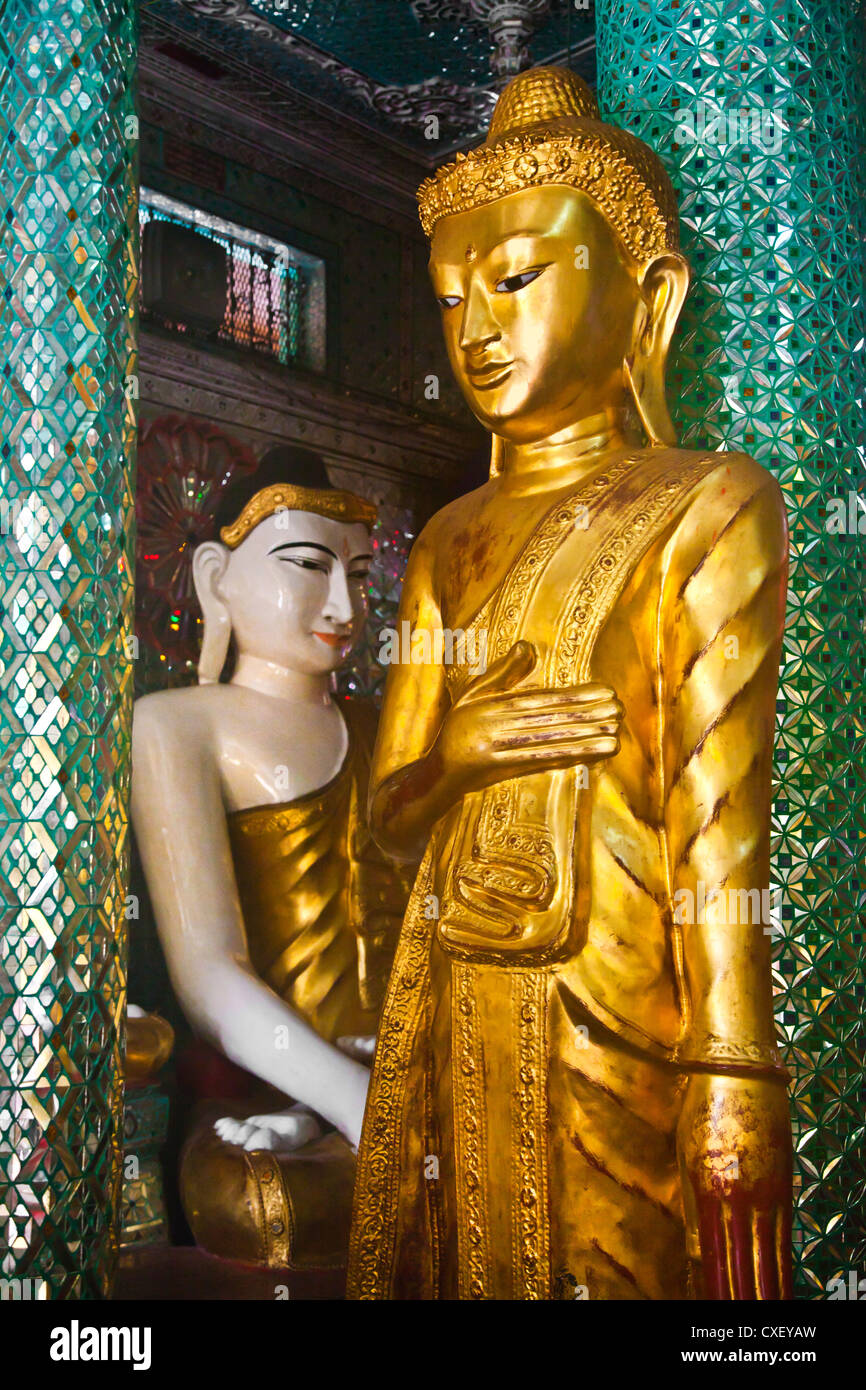 Statue di Buddha sono venerate presso la Shwedagon Paya o pagoda risalente a 2600 anni - YANGON, MYANMAR Foto Stock