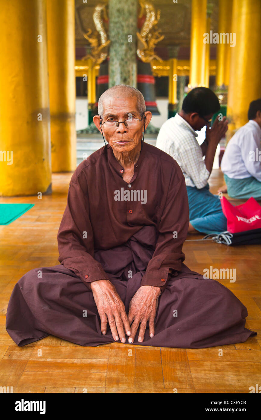 Uomo Santo alla Shwedagon Paya o pagoda che risale al 1485 - YANGON, MYANAMAR Foto Stock