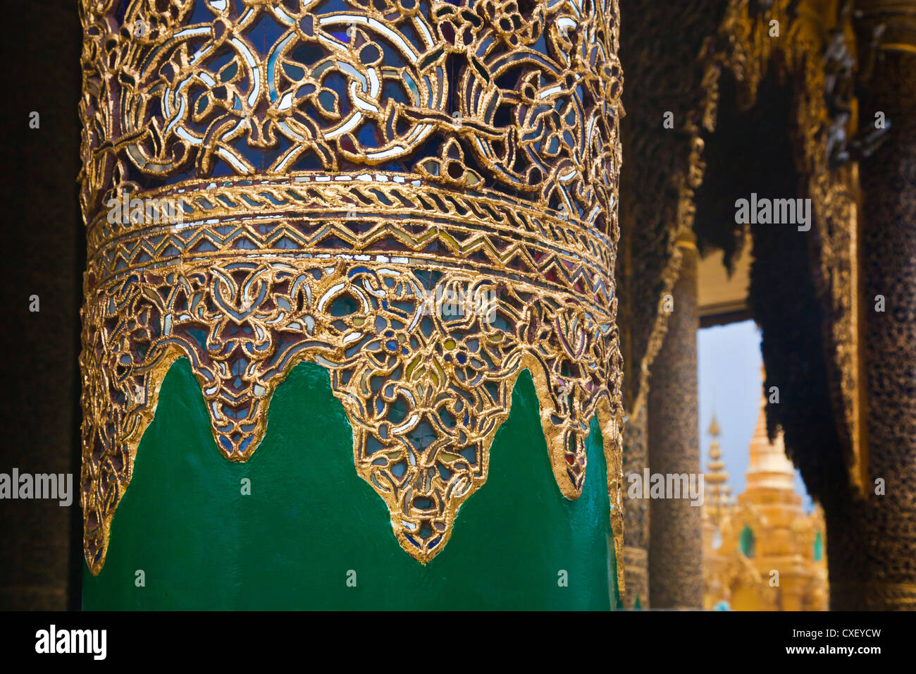 Pilastro decorativi della Shwedagon Paya o pagoda che risale al 1485 - YANGON, MYANAMAR Foto Stock