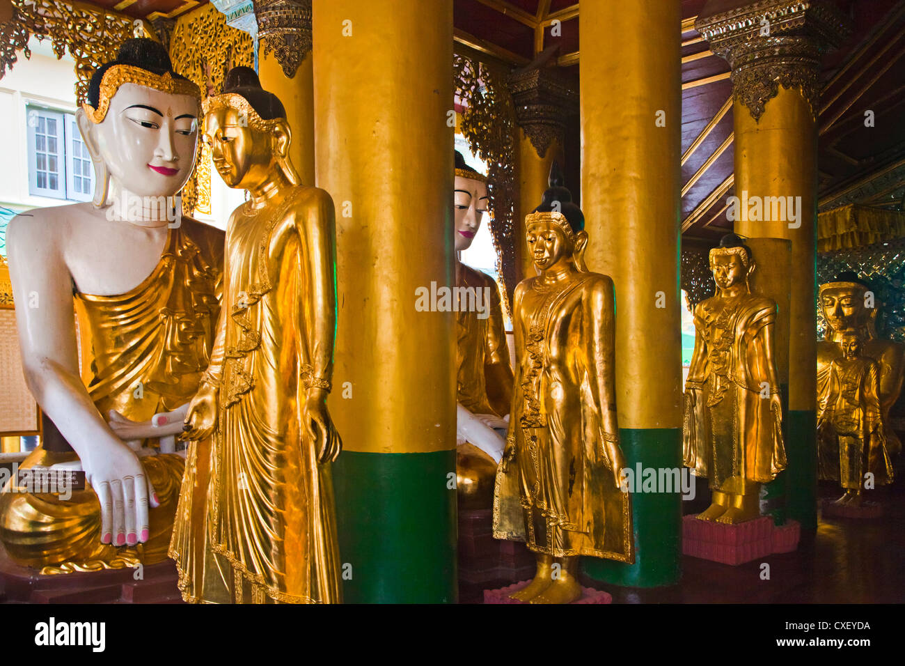 Statue di Buddha sono venerate presso la Shwedagon Paya o pagoda che risale al 1485 - YANGON, MYANAMAR Foto Stock