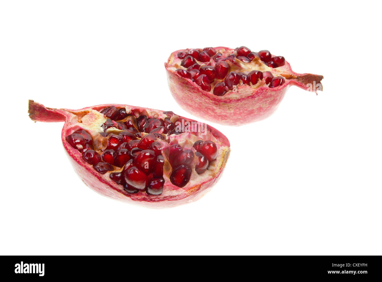 Tagliare il melograno con semi intorno Foto Stock