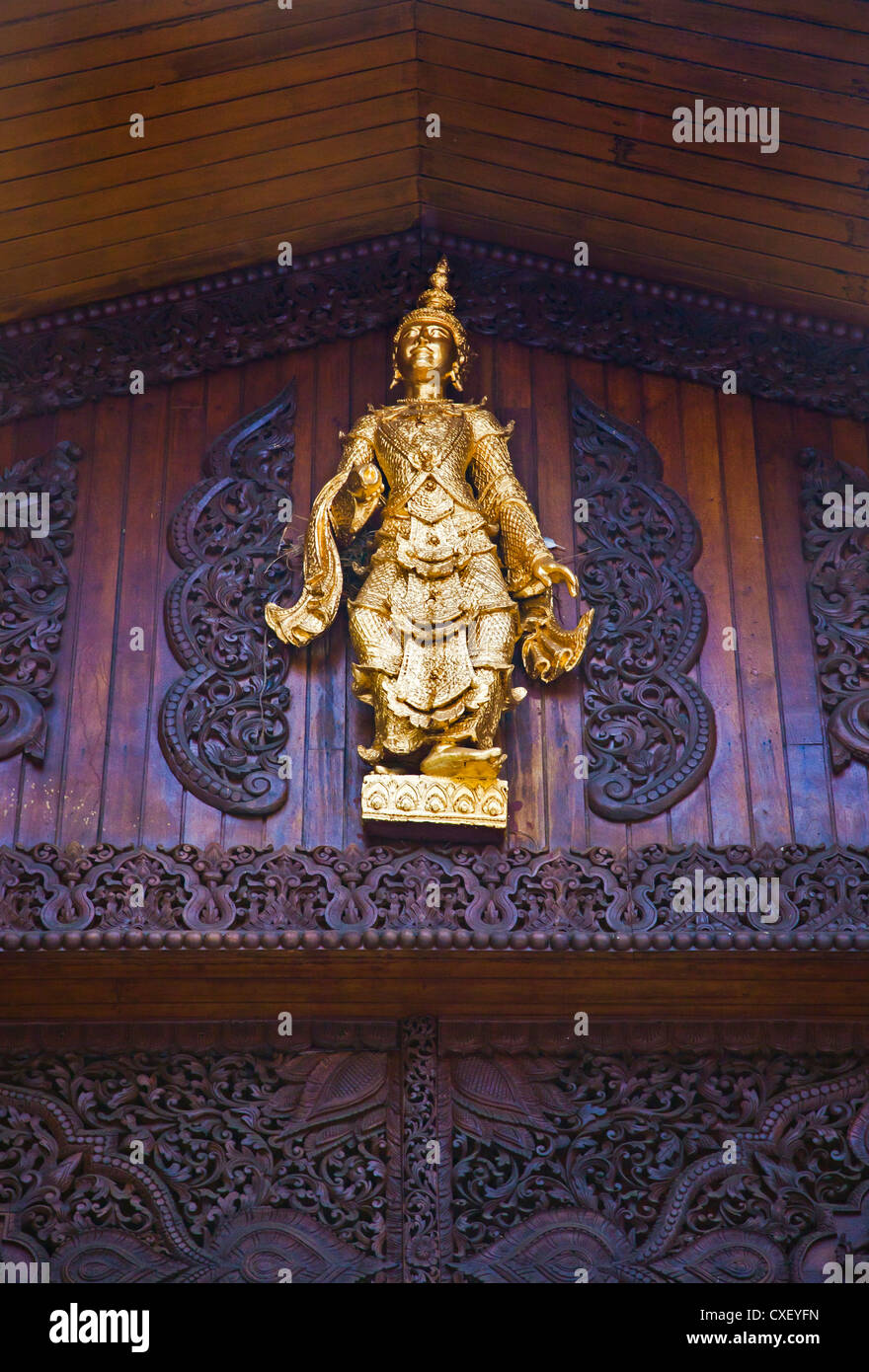 Intagliato Divinità buddiste alla Shwedagon Paya o pagoda che risale al 1485 - YANGON, MYANAMAR Foto Stock