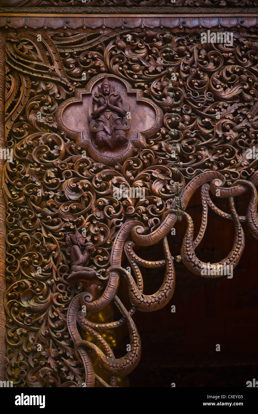 In legno scolpiti a supporto della Shwedagon Paya o pagoda che risale al tempo del Buddha - YANGON, MYANMAR Foto Stock