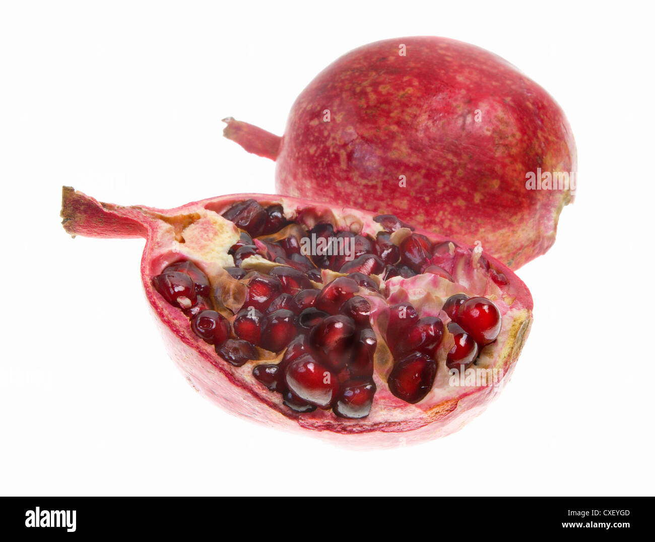 Tagliare il melograno con semi intorno Foto Stock