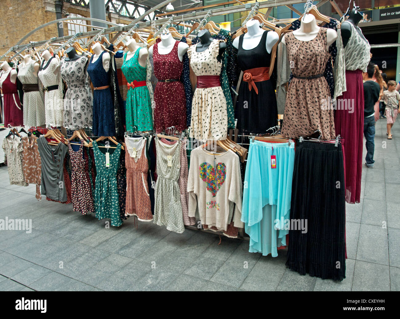 Visualizzazione di abbigliamento a Old Spitalfields Market, London Borough  of Tower Hamlets, London, England, Regno Unito Foto stock - Alamy