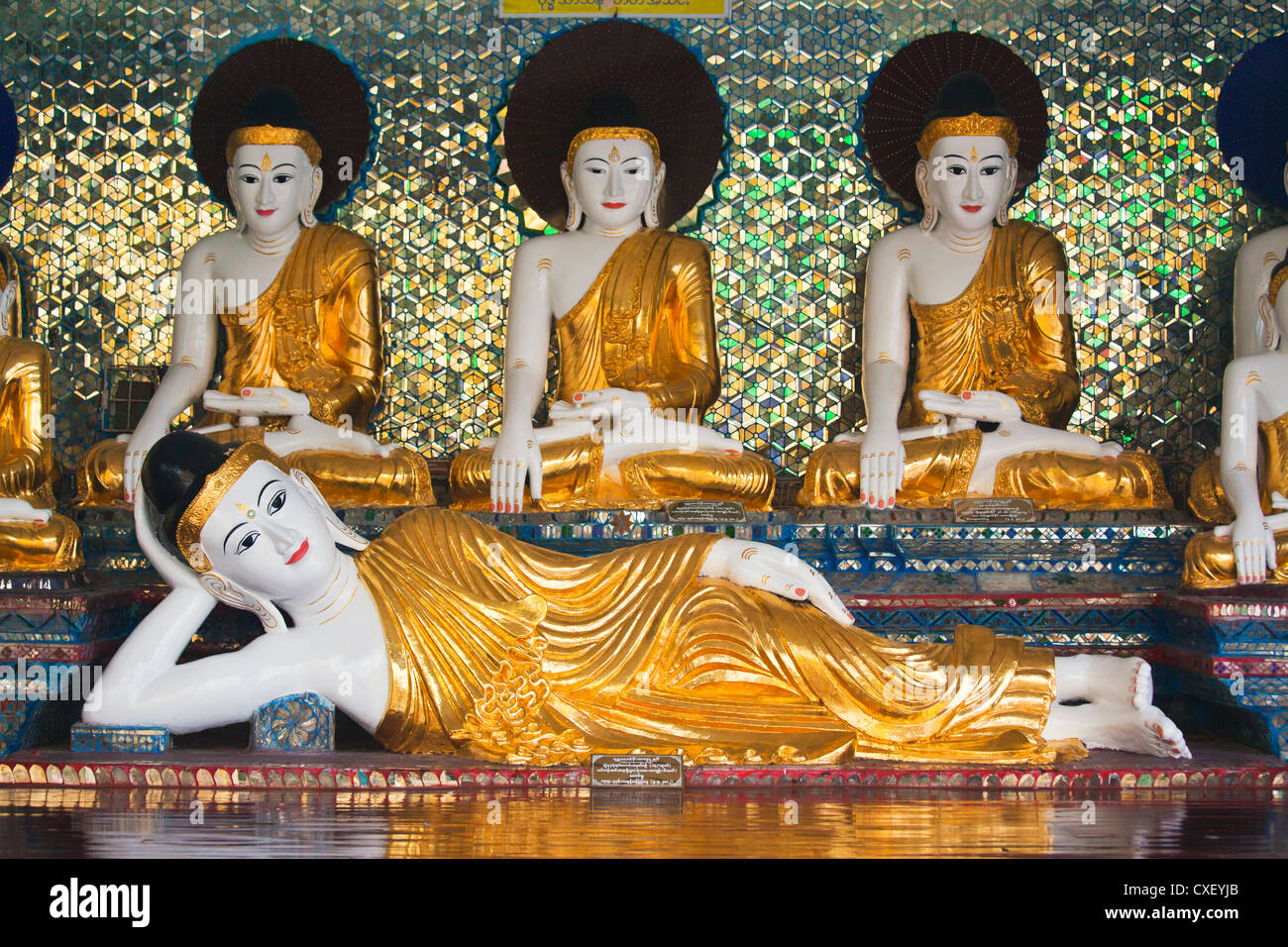 BUDDHA reclinato presso un santuario alla Shwedagon Paya o pagoda che risale al 1485 - YANGON, MYANAMAR Foto Stock