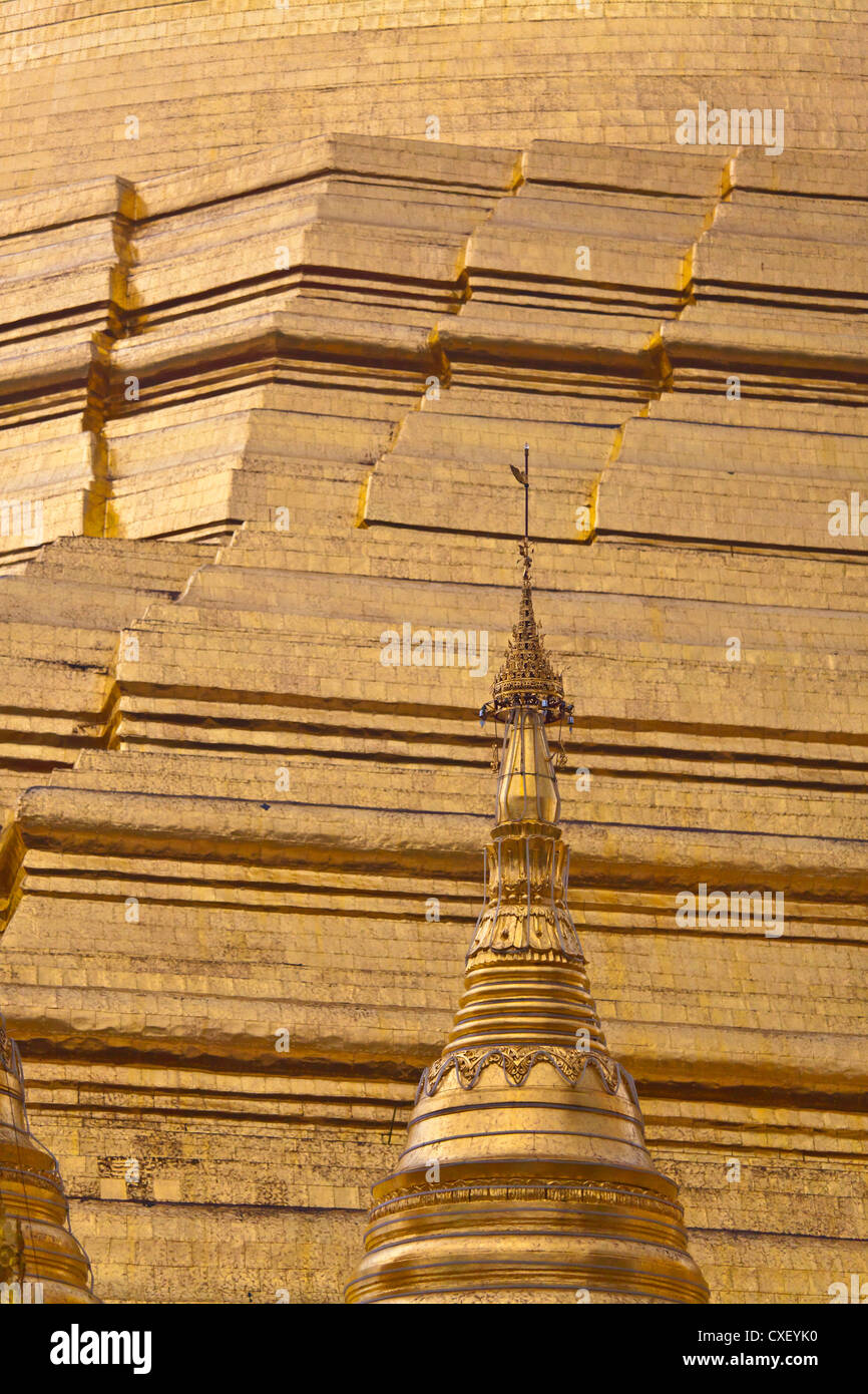 Il ZEDI principale della Shwedagon Paya o pagoda che risale dal 1485 è dorato ogni anno - YANGON, MYANMAR Foto Stock