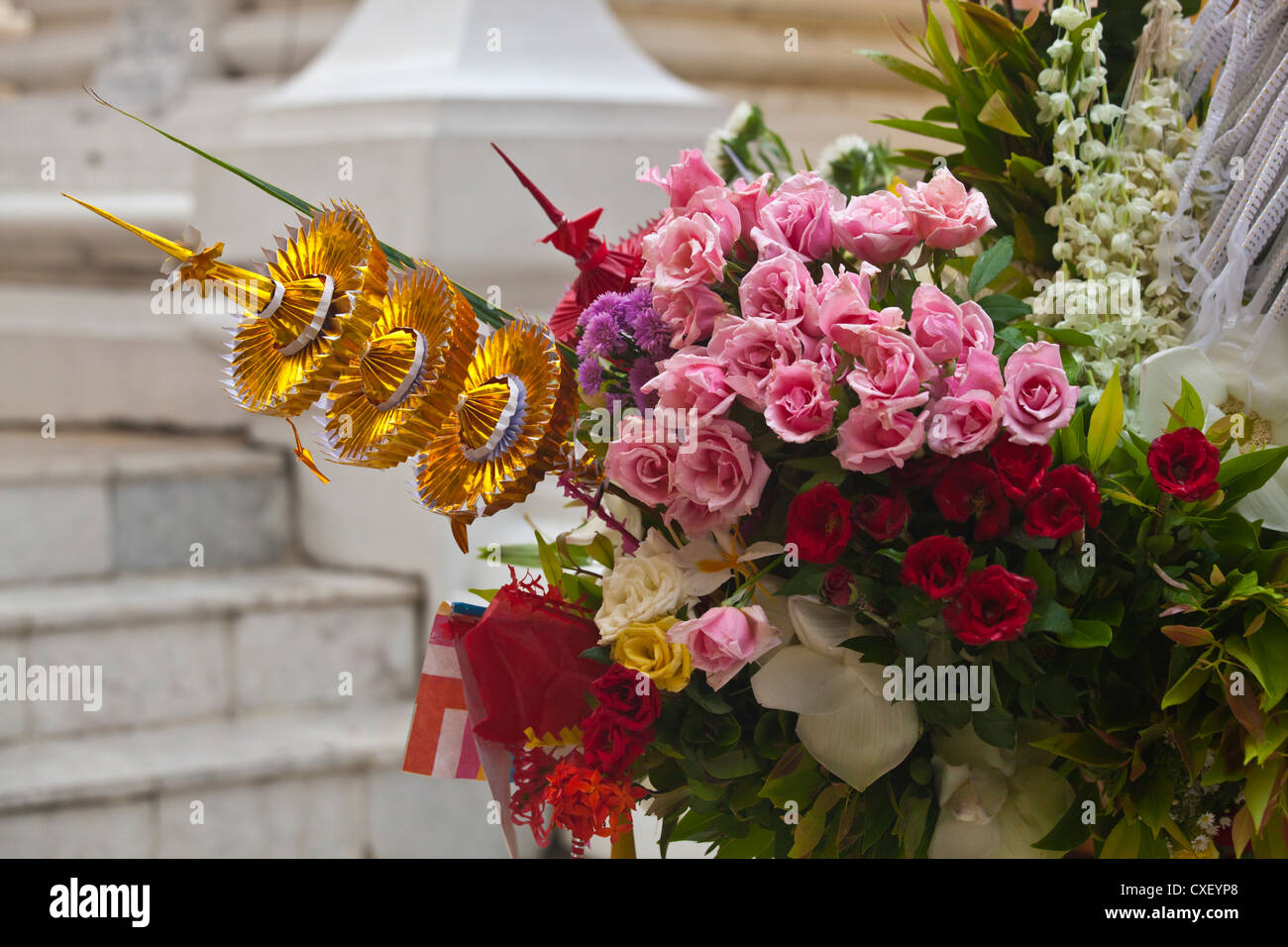 Offerte di fiori sono prevalenti alla Shwedagon Paya o pagoda che risale al tempo del Buddha - YANGON, MYANMAR Foto Stock