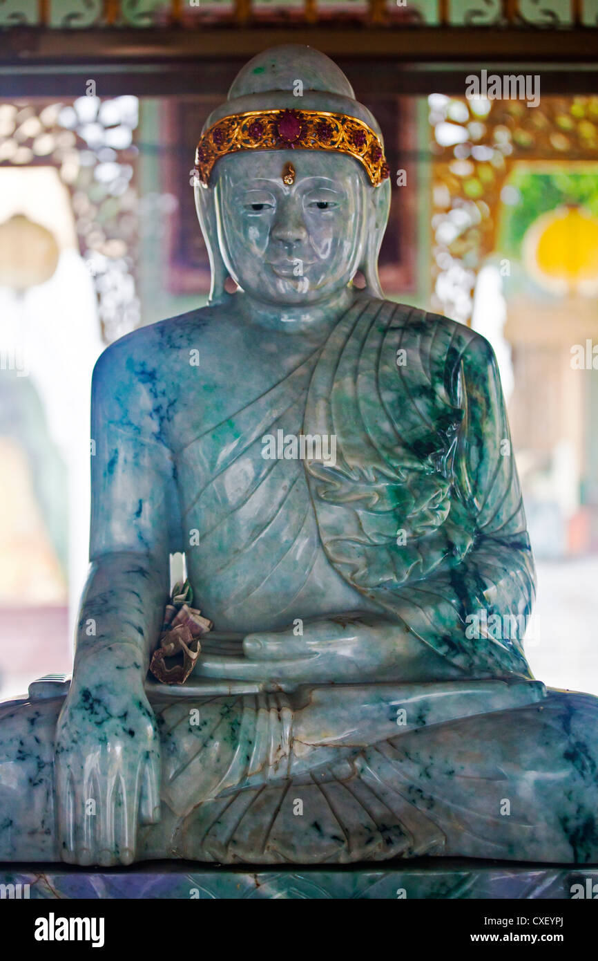 Il sacro del Buddha di Giada è molto venerata a Shwedagon Paya o pagoda che risale al 1485 - YANGON, MYANMAR Foto Stock