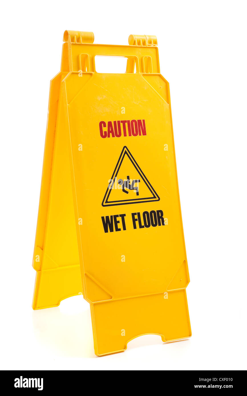 Segnale di avvertimento pavimento bagnato su sfondo bianco Foto Stock