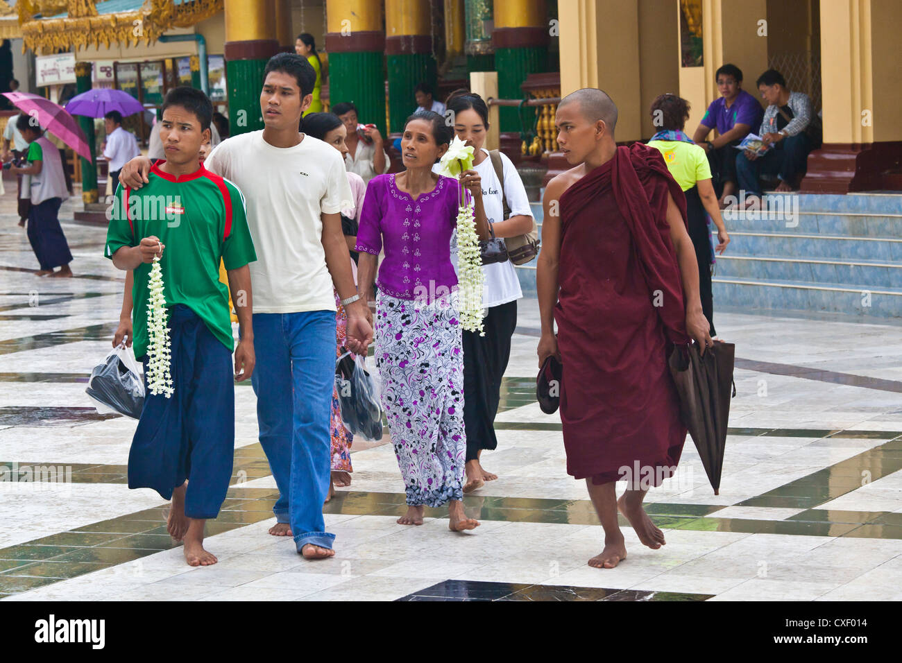 Per i fanatici del birmano alla Shwedagon Paya o pagoda che risale al 1485 - YANGON, MYANAMAR Foto Stock