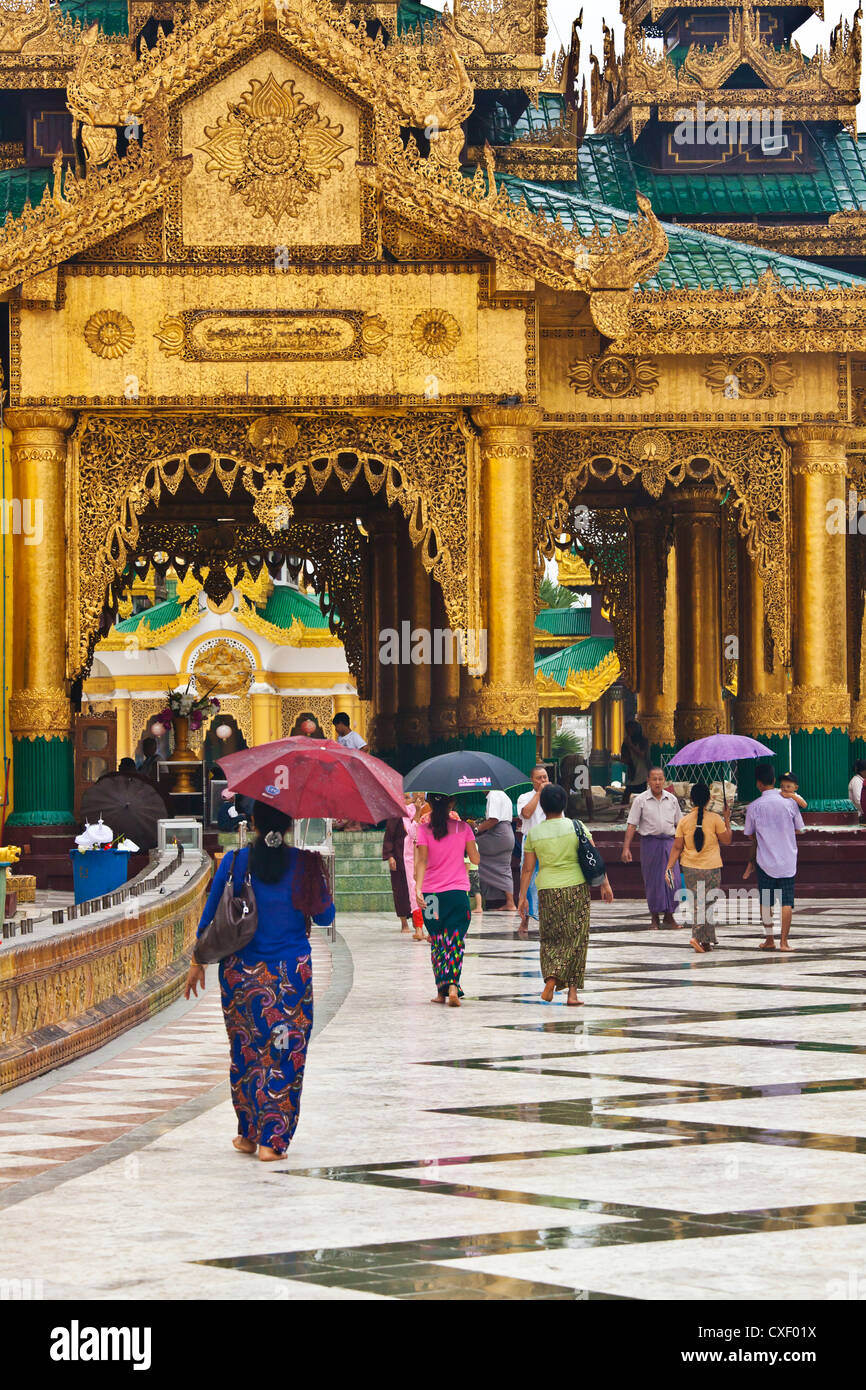 Di birmani con ombrelloni a Shwedagon Paya o pagoda che risale al 1485 - YANGON, MYANAMAR Foto Stock