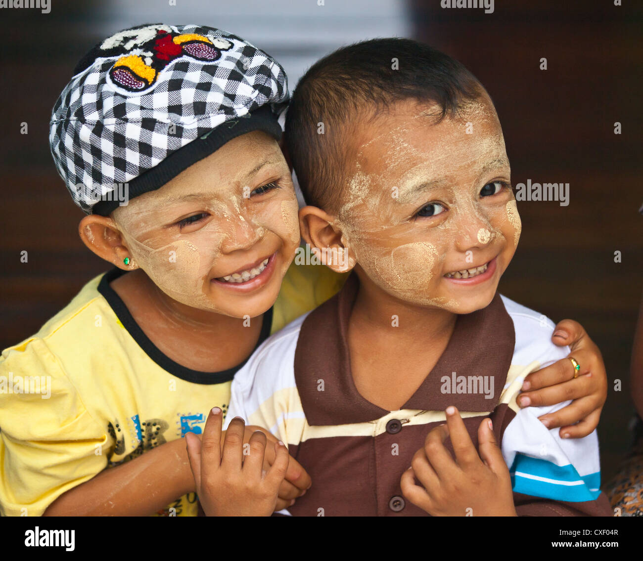 Ragazzi birmani presso la Shwedagon Paya o PAGODA - YANGON, MYANAMAR Foto Stock
