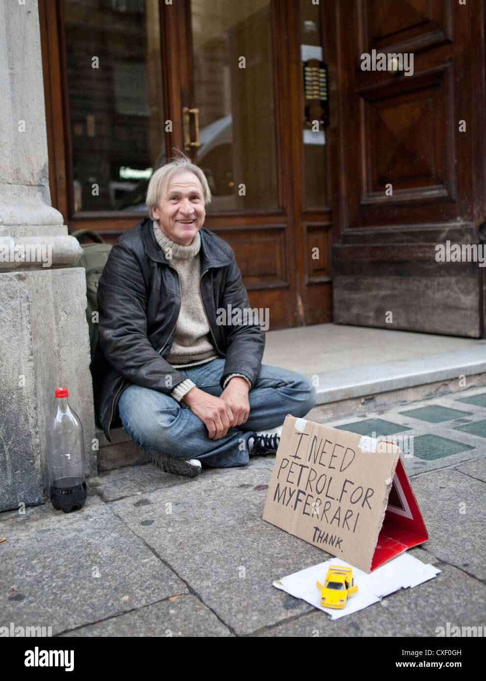 Uomo senza tetto con un auto a segno, Genova, Italia Foto Stock
