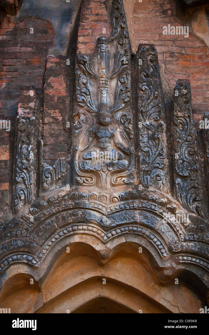 Portale scolpito lenticchia del XII secolo DHAMMAYANGYI tempio più grande in Bagan costruito probabilmente dal Narathu - Myanmar Foto Stock