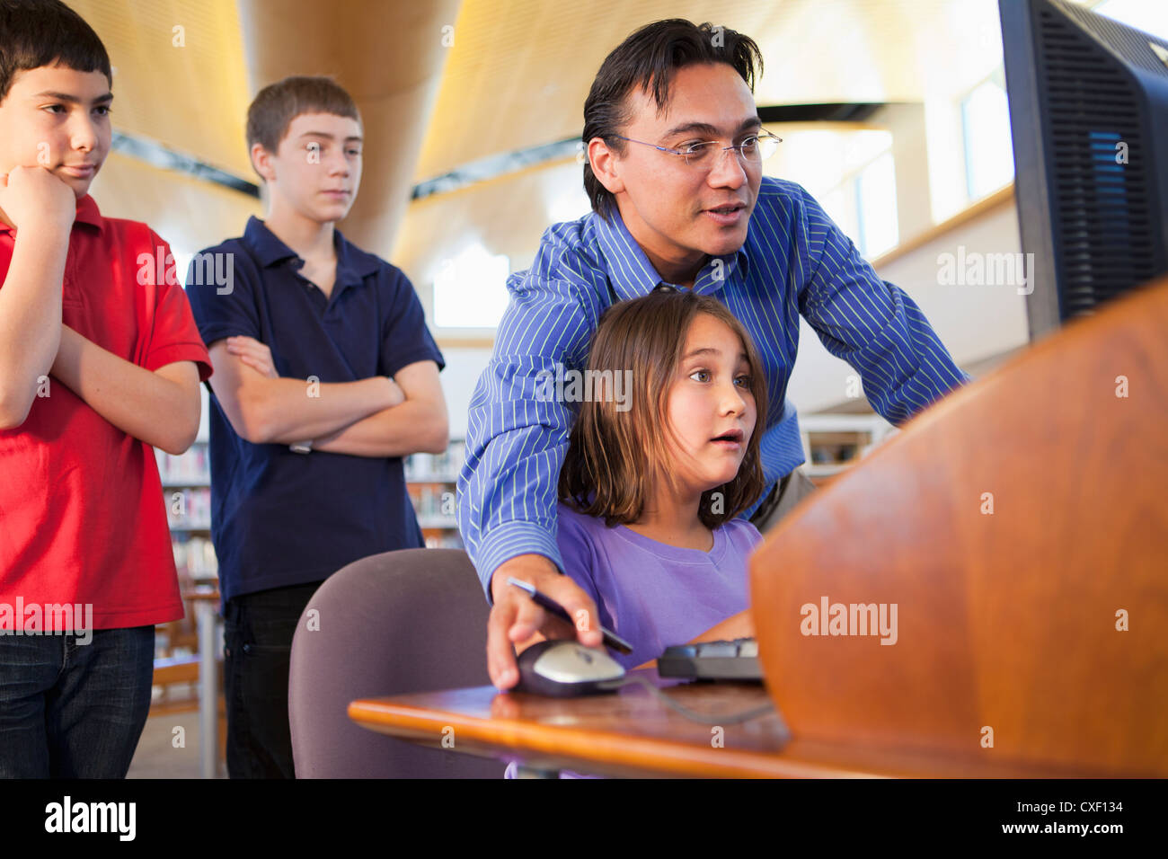 Docente studente mostrando come utilizzare il computer Foto Stock