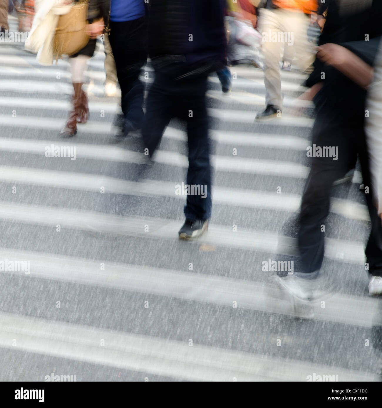 La folla di persone sulle strisce pedonali street Foto Stock