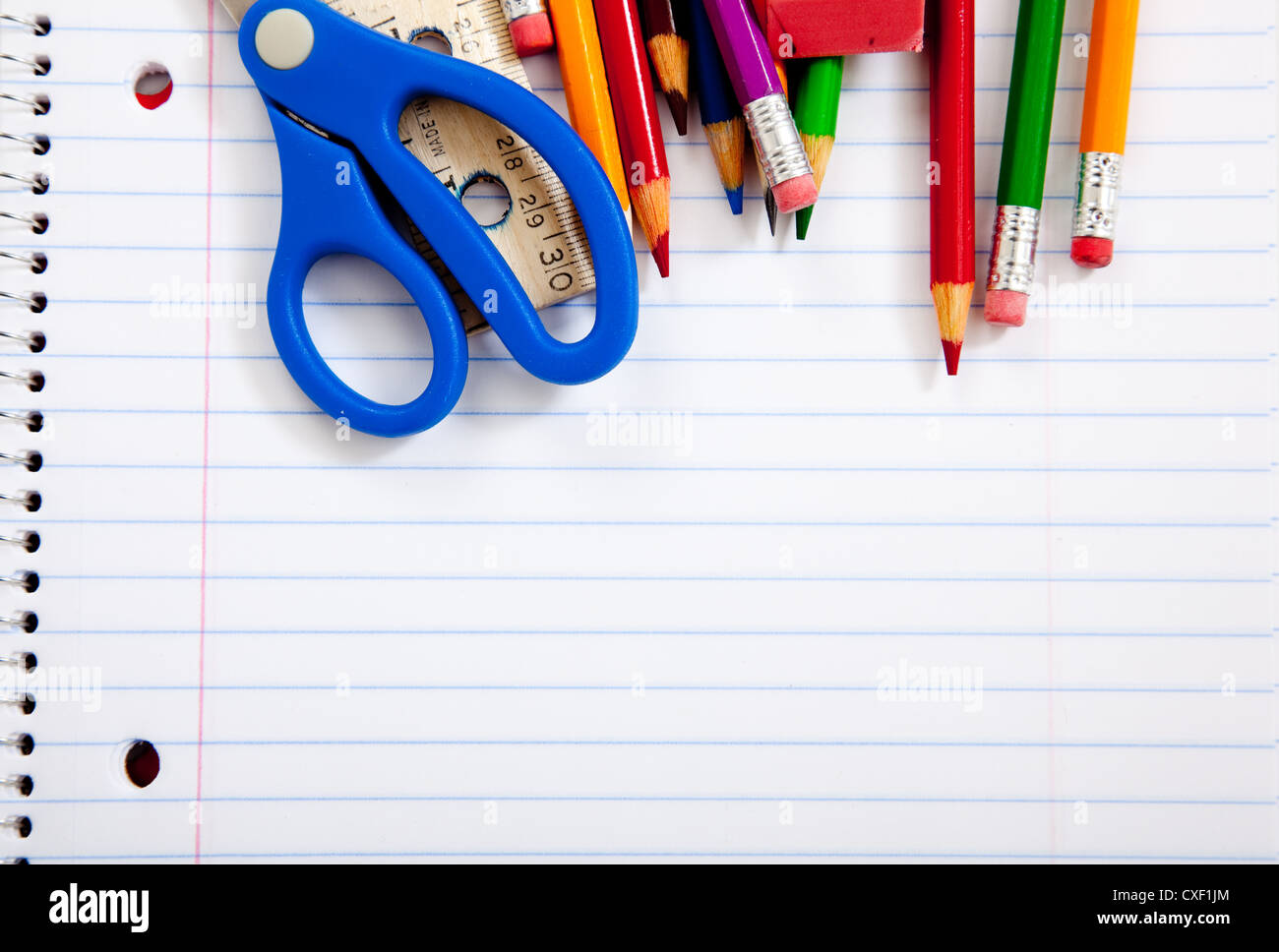 Notebook a spirale con forniture scolastiche e spazio di copia Foto Stock