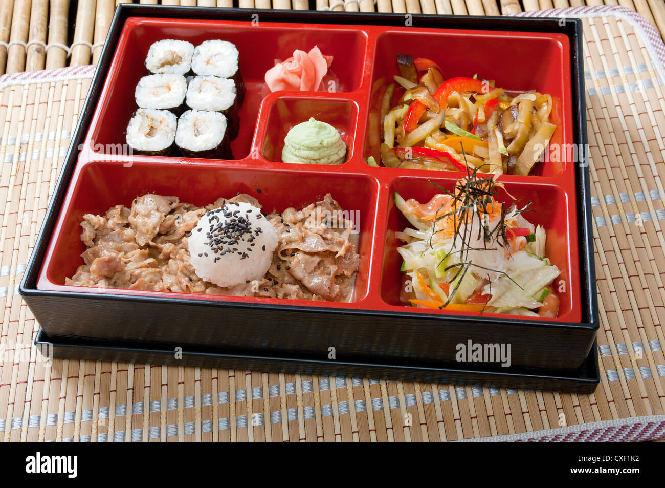 Il cibo giapponese bento box di riso e salmone fritto e verdure con altre  cucine sul tavolo in giardino all'aperto del Giappone villaggio in  Ayutthaya, Thailandia Foto stock - Alamy