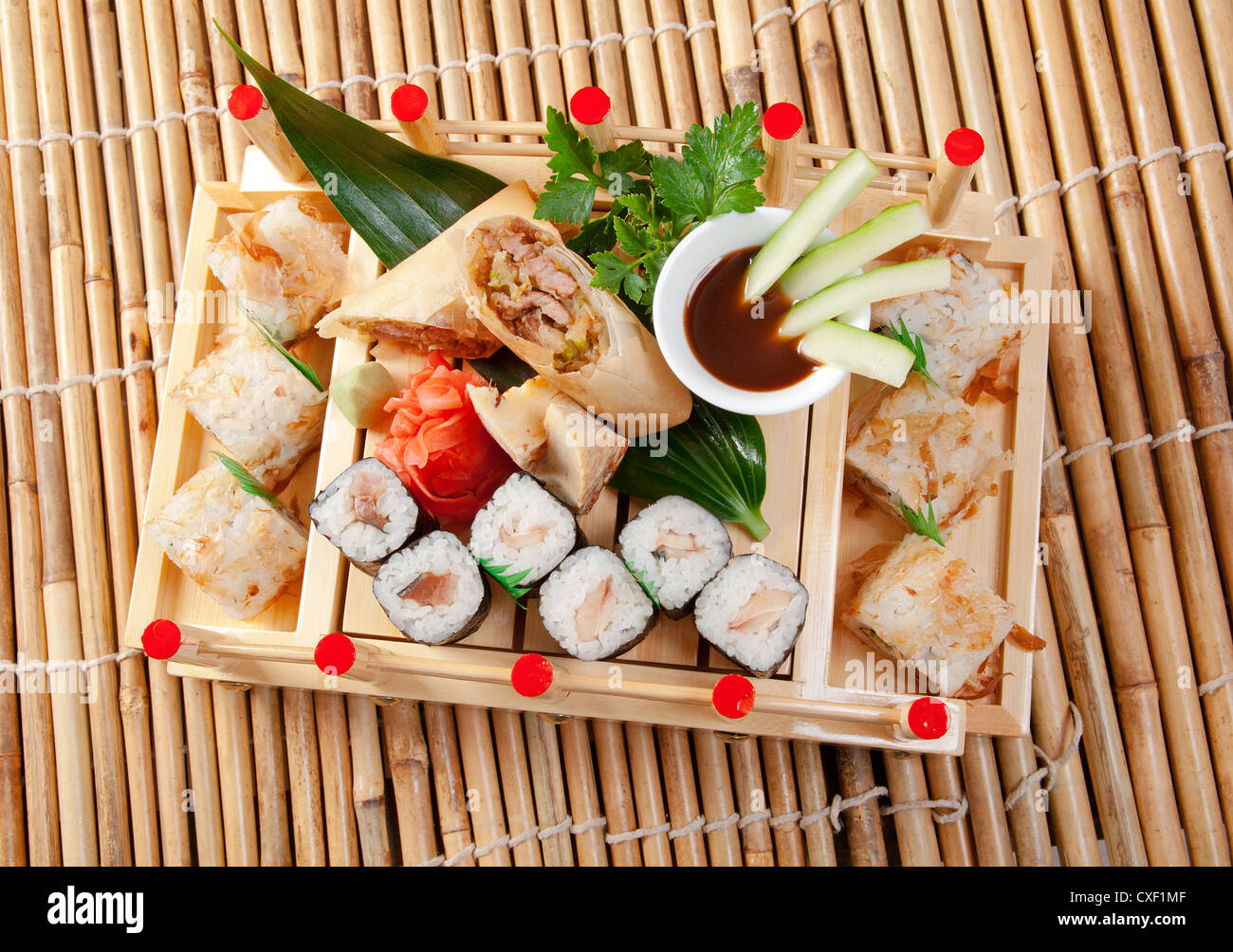 Un assortimento di sushi il cibo giapponese Foto Stock