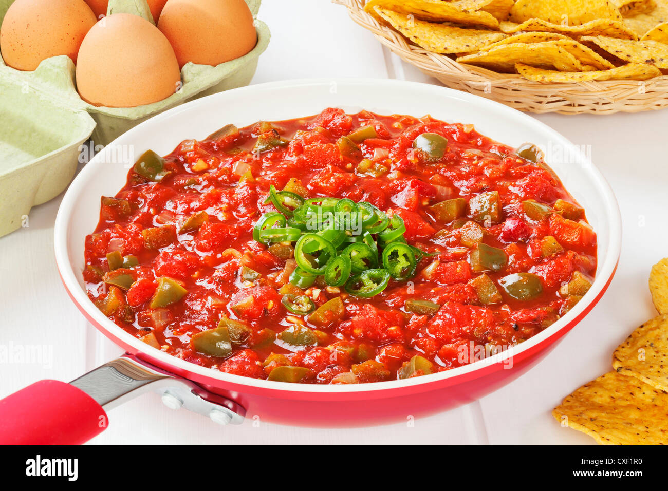 Salsa messicana salsa ranchera, fatta con cipolle, aglio, peperoncino tostati Semi di cumino, origano messicano, peperoni verdi e pomodori Foto Stock