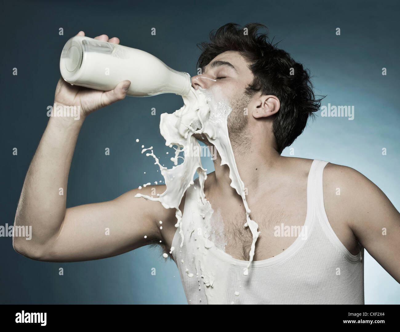 Uomo caucasico di bere latte e sporcarsi Foto Stock
