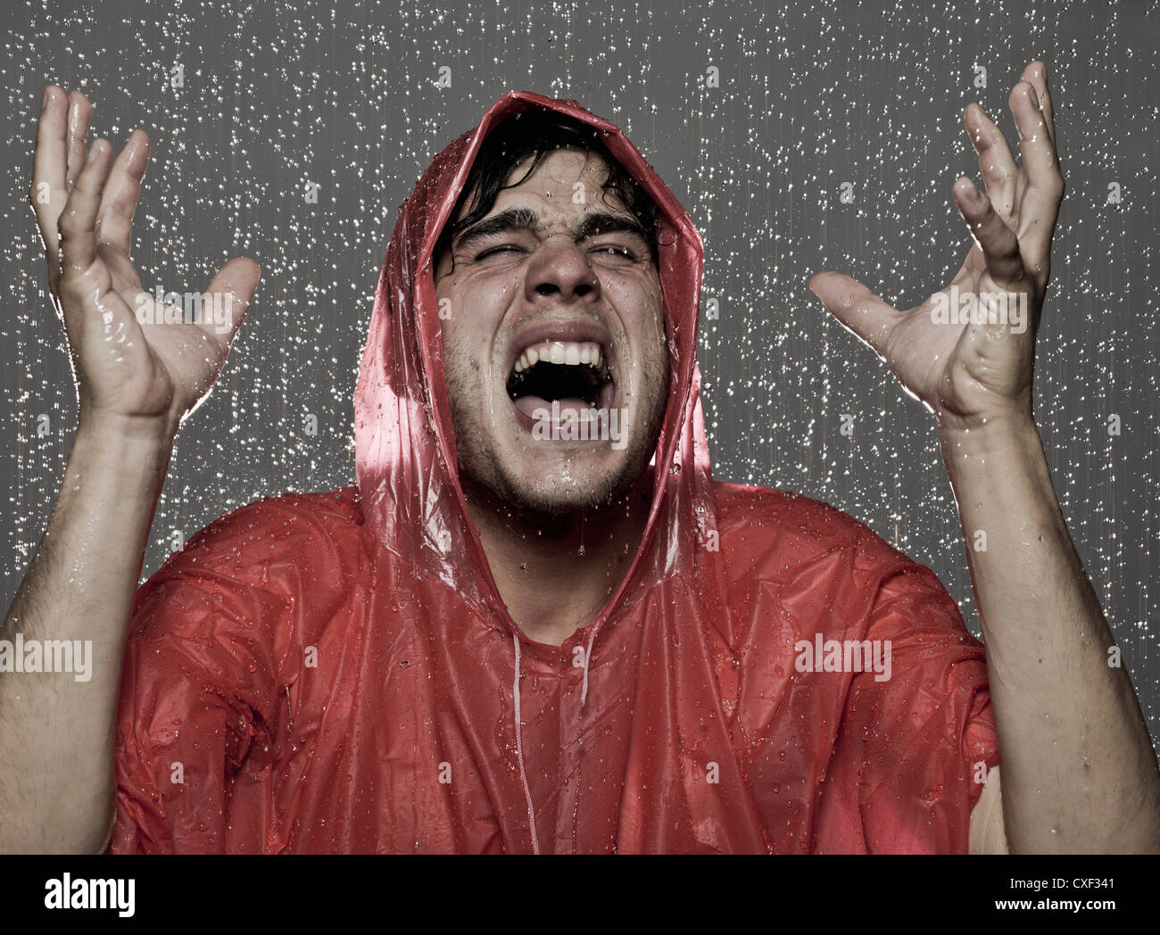 Uomo caucasico catturati sotto la pioggia Foto Stock