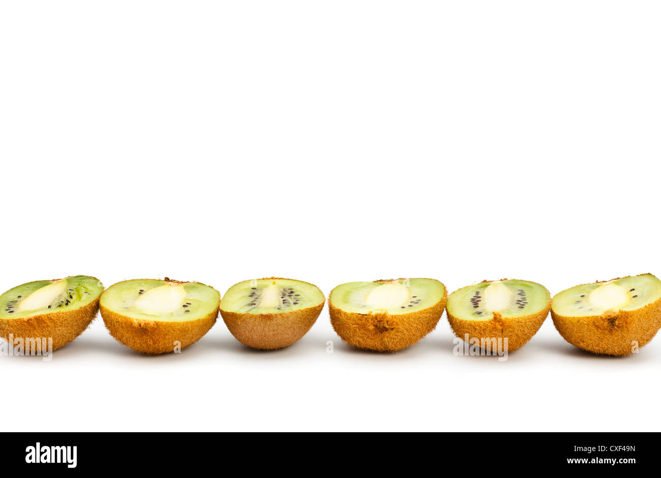 Kiwi metà posa in fila Foto Stock