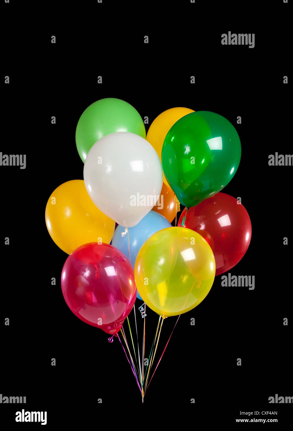 Bouquet di vari di palloncini colorati su sfondo nero Foto Stock