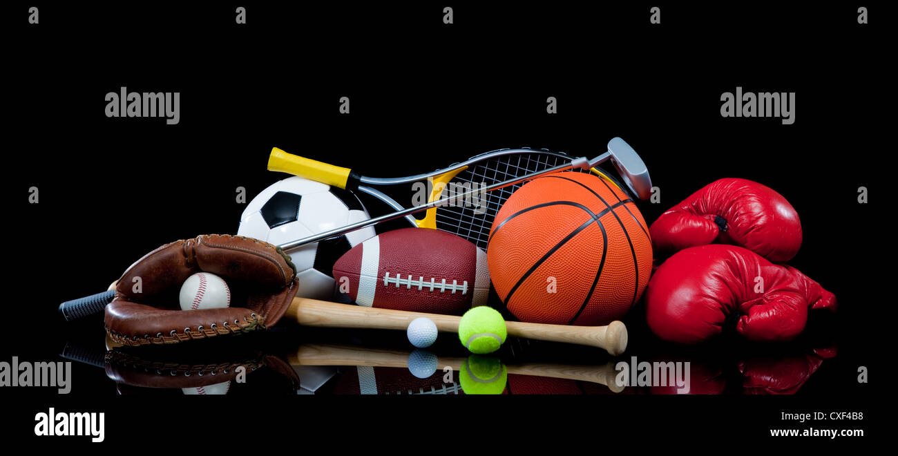 Un assortimento di attrezzature sportive su sfondo nero Foto Stock