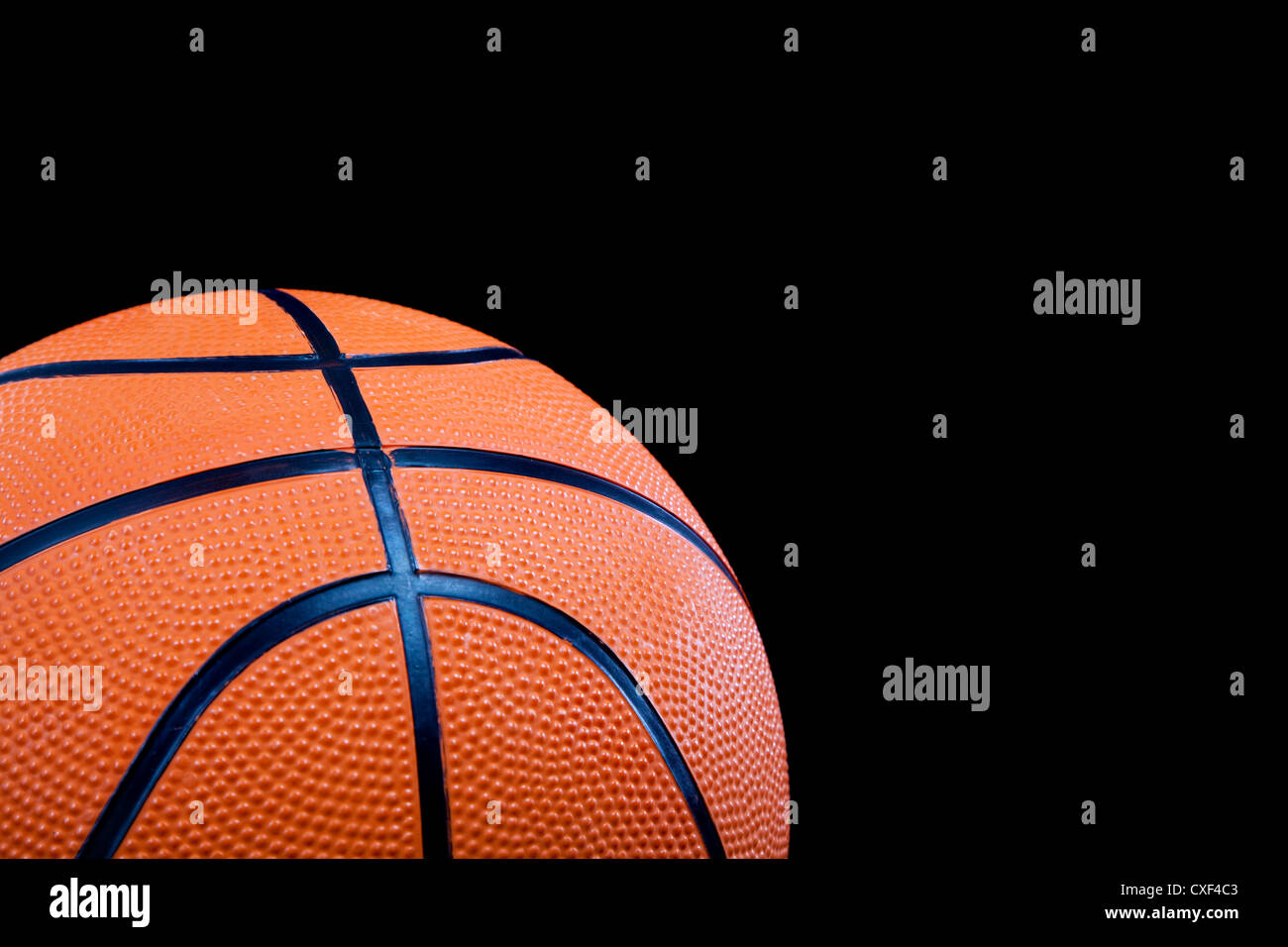 La pallacanestro su uno sfondo nero con spazio di copia Foto Stock