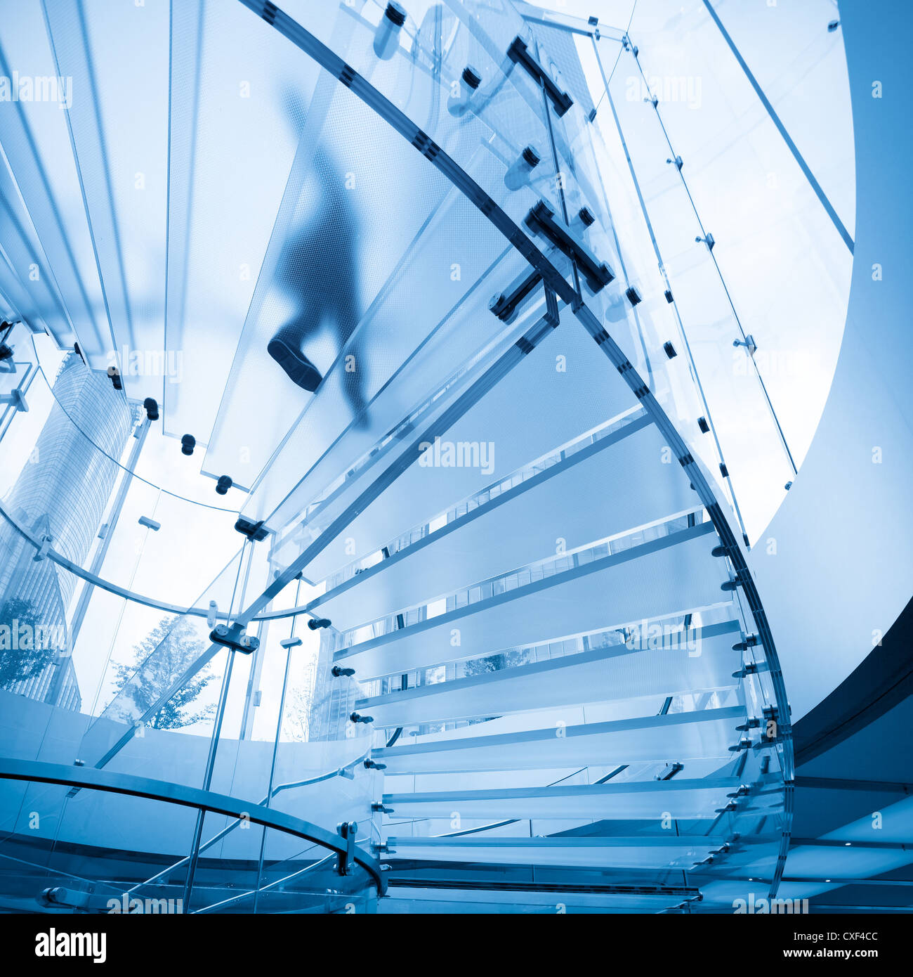 Il futuristico scala in vetro Foto Stock